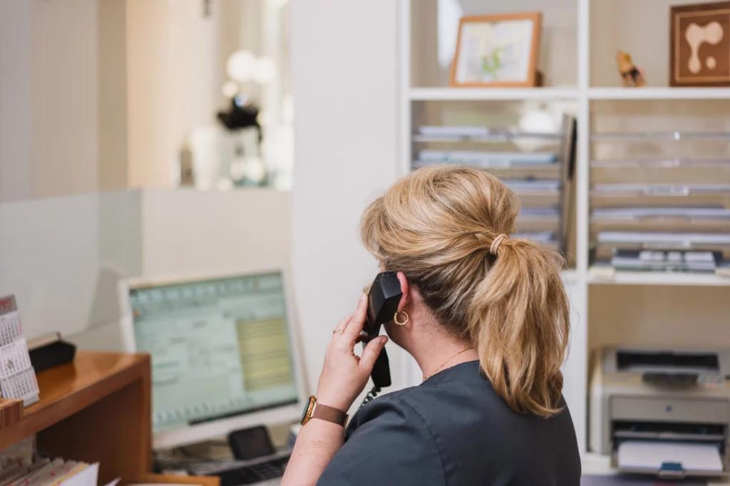 Telefonat beim Empfang. Zahnarztpraxis Mathias Jahn, Heidenau